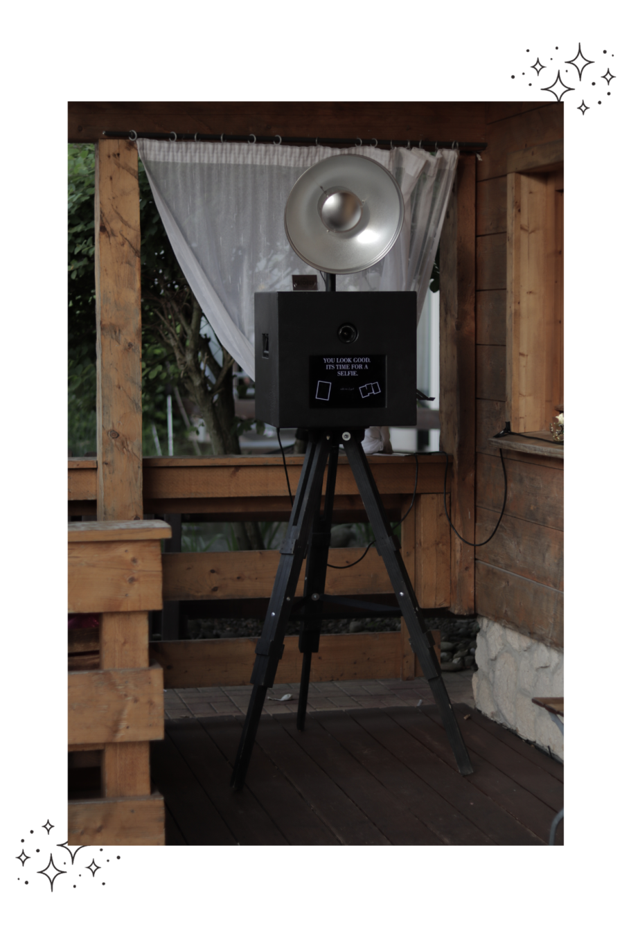 Fotobox mit Stativ Eine schwarze Fotobox mit einem großen Blitzlicht auf einem Stativ